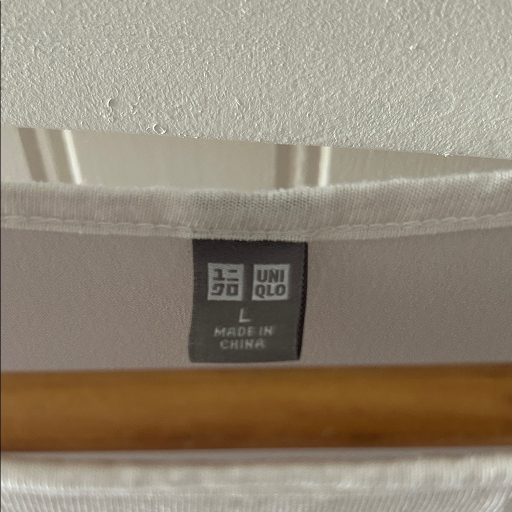Uniqlo White Tank Top with Pocket - Picture 3 of 4
